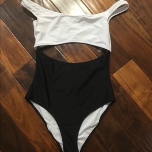 Cupshe XL Cupshe White Black Shoulder One Piece
